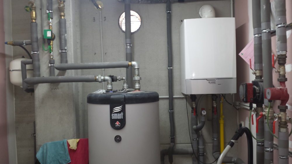 Self cleaning hot water boiler in public swimming pool.