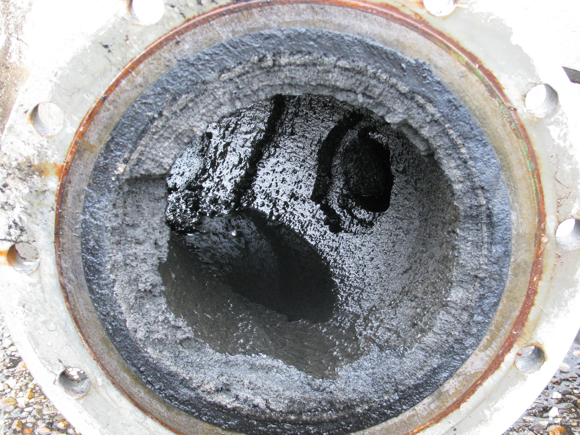 Reducing limescale in effluent water pipe of a refinery